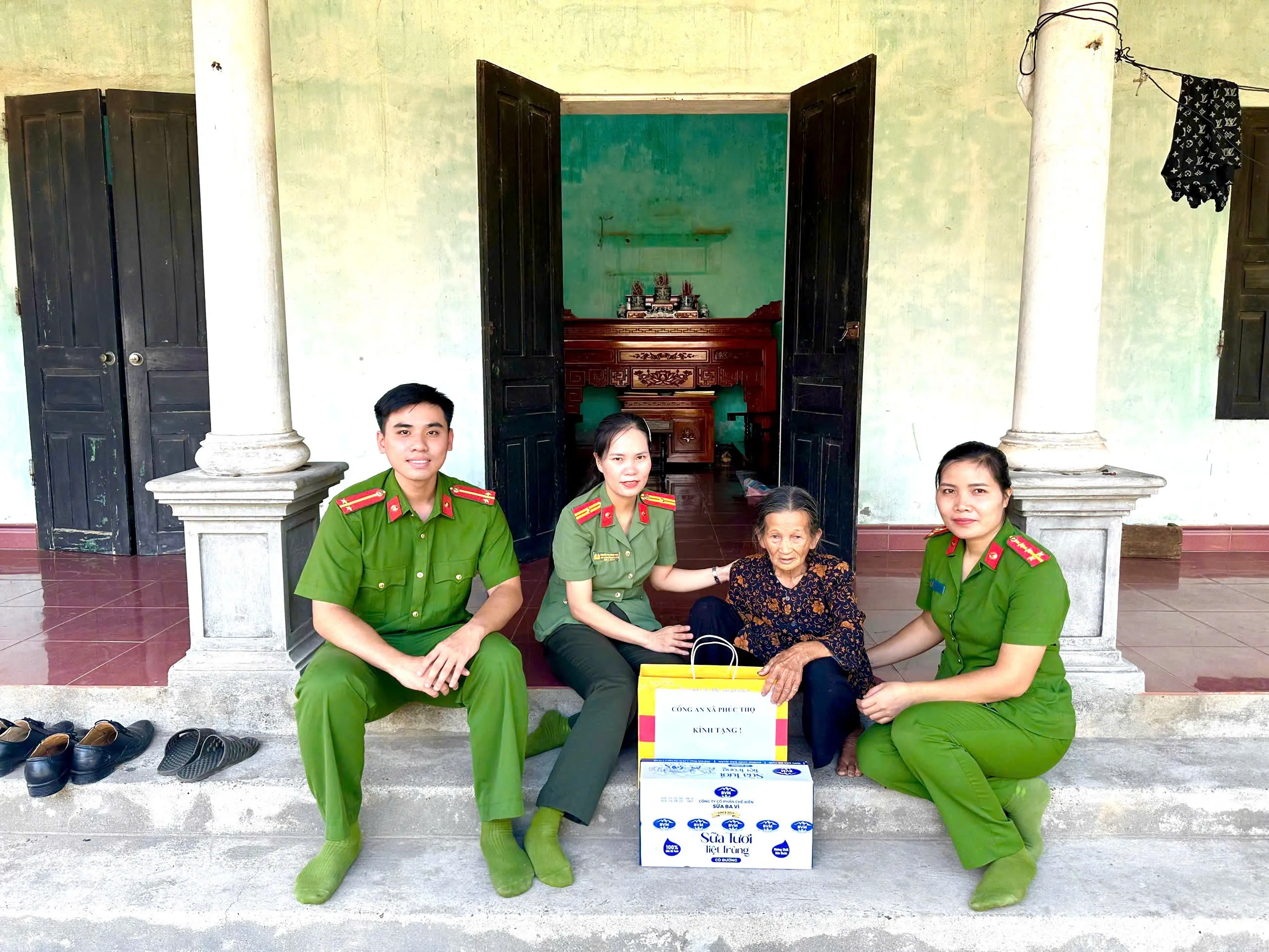 Hà Nội: Công an xã Phúc Thọ trao quà cho phụ nữ có hoàn cảnh khó khăn nhân dịp 20/10