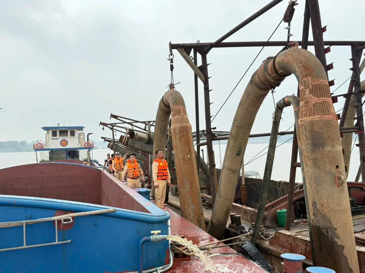 Cục CSGT phối hợp cùng Công an TP. Hà Nội bắt giữ phương tiện hút cát trên sông Hồng