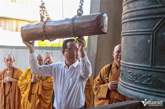 Chủ tịch UBND TPHCM cử 3 hồi chuông cầu quốc thái dân an