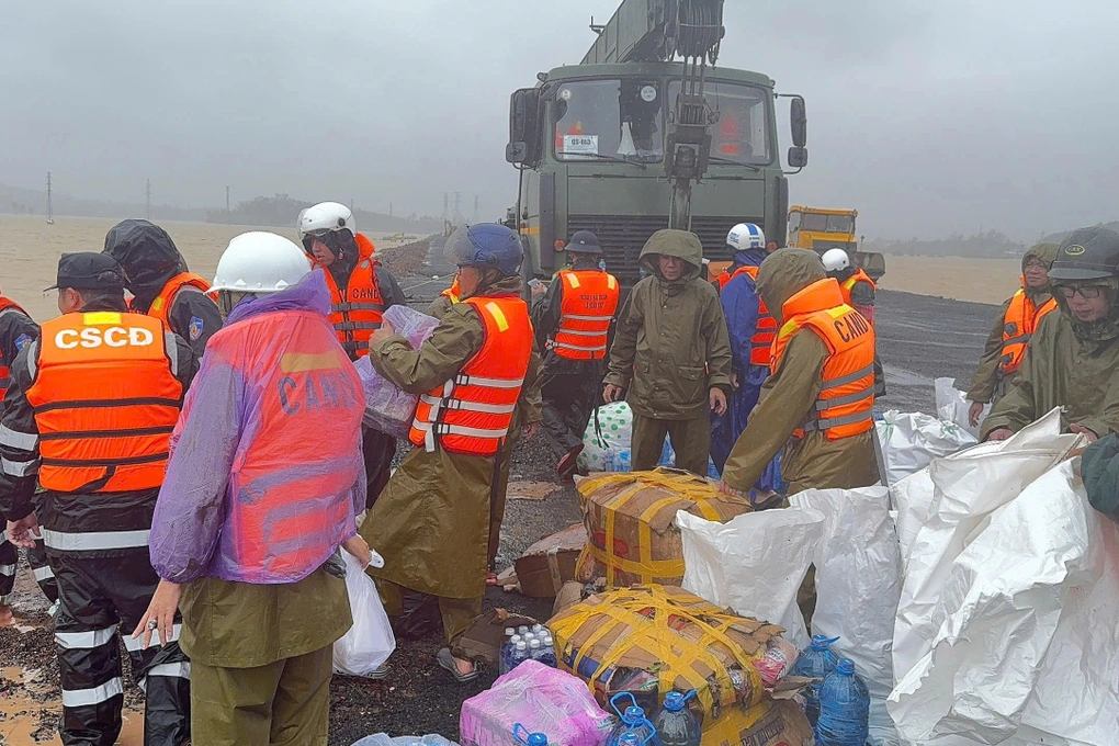 Bộ trưởng Công an điều lực lượng đi hỗ trợ bà con vùng lũ