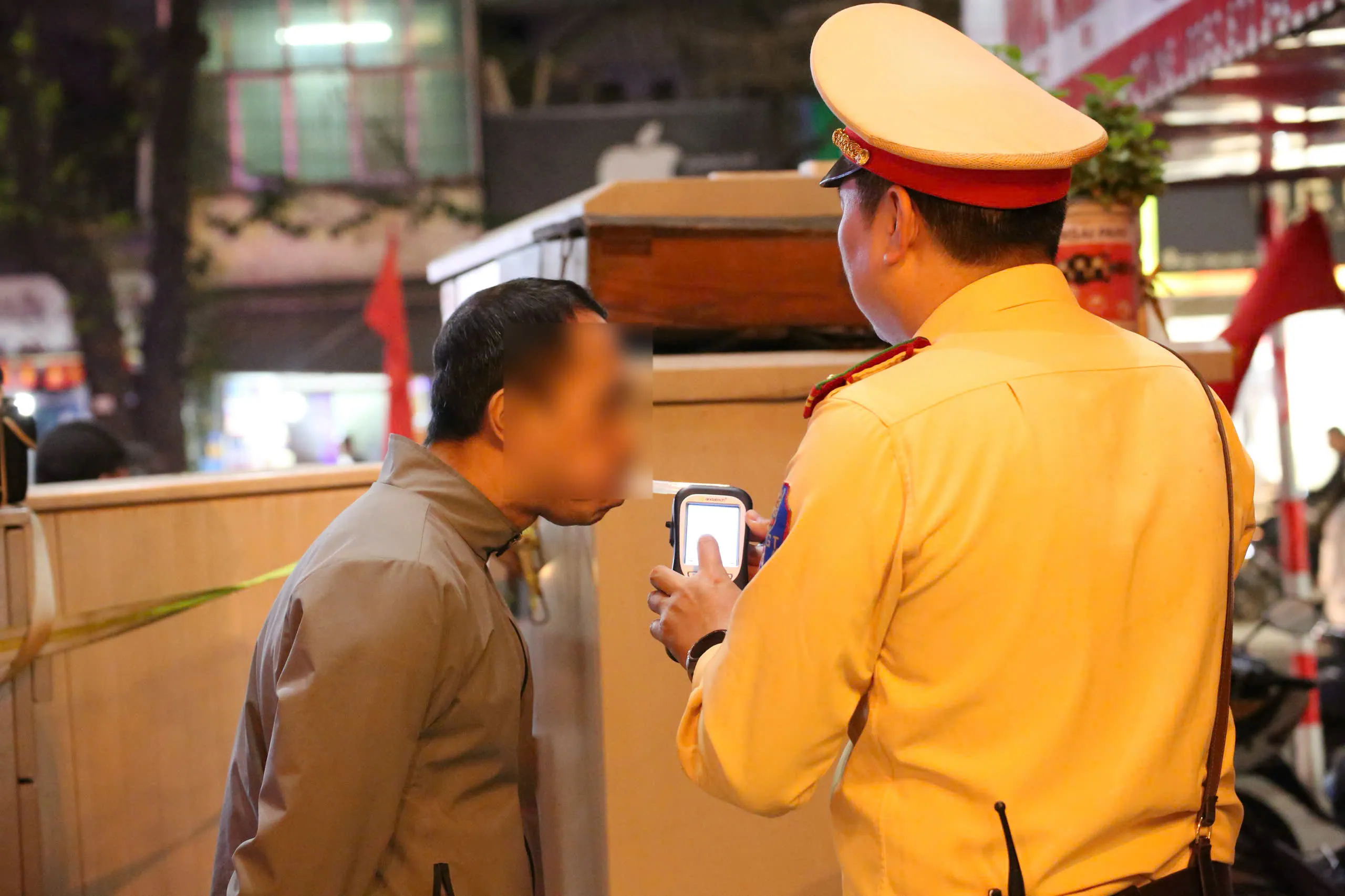 Hà Nội: Xử lý 148 trường hợp vi phạm nồng độ cồn tối 8/3