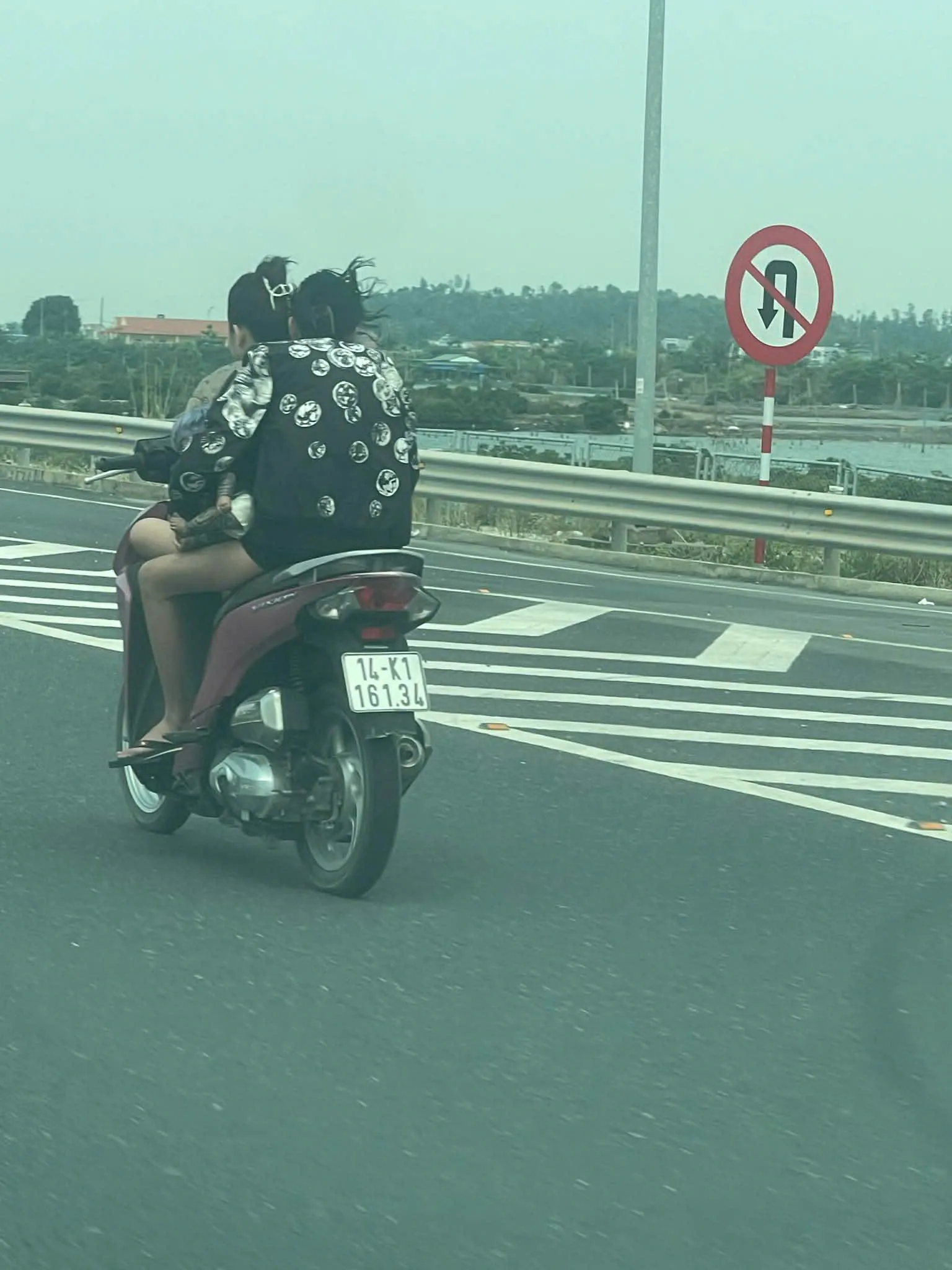 Thiếu nữ 2008 đi xe máy ngược chiều trên cao tốc dính combo vi phạm