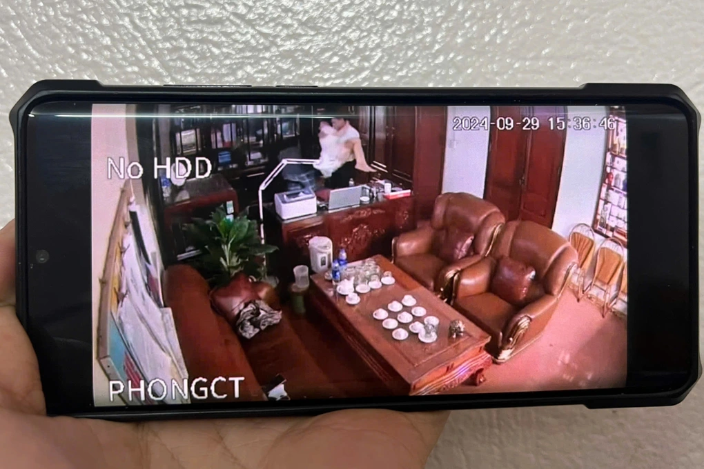 Người đàn ông thân mật với nhiều phụ nữ bị buộc thôi việc