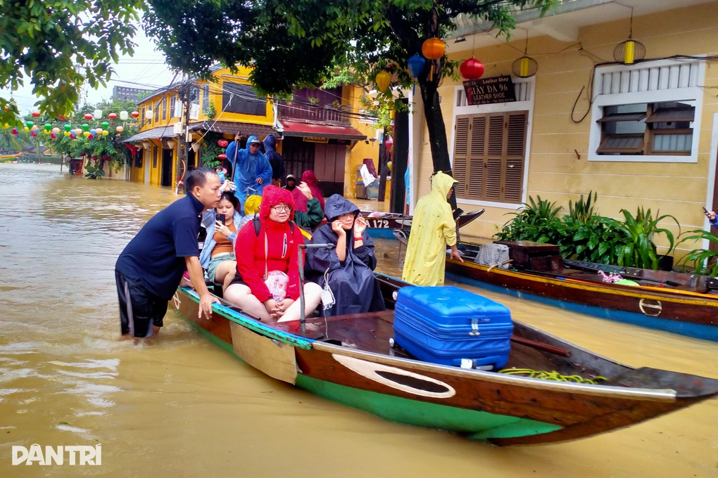 Nước lũ dâng nhanh ở phố cổ Hội An, du khách lên thuyền sơ tán