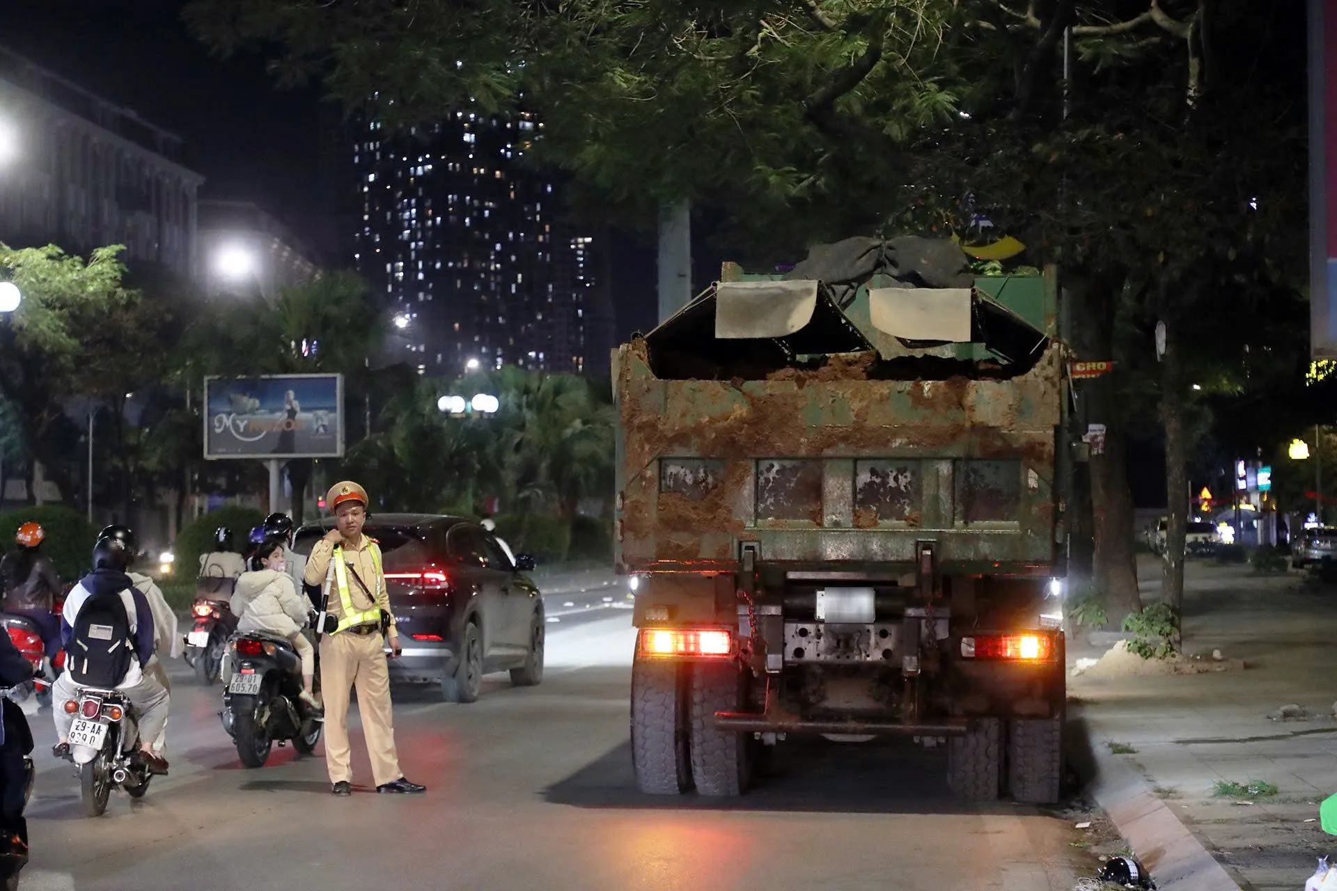 Hà Nội: Xử phạt 79 trường hợp xe tải vi phạm TTATGT