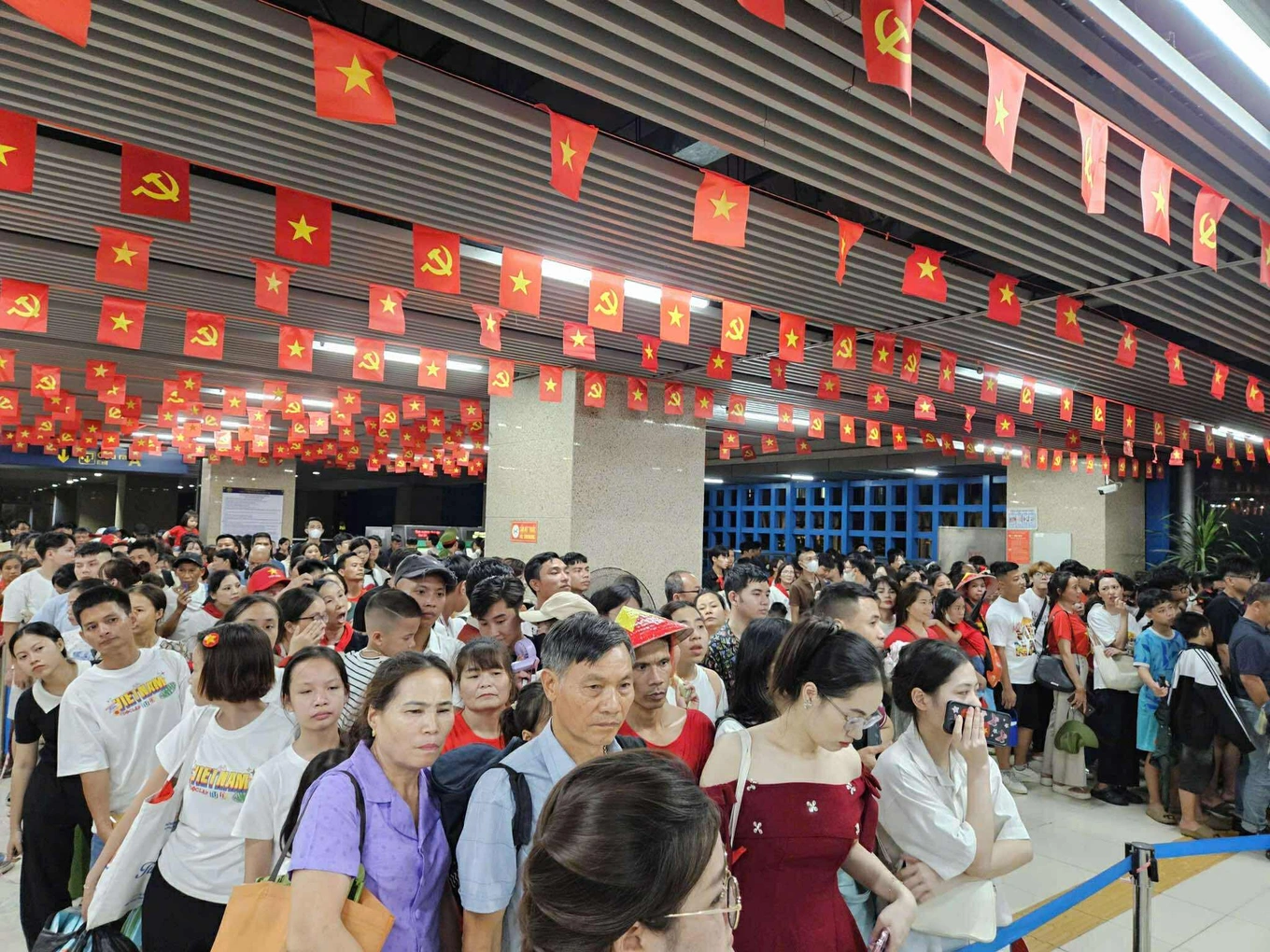 Hà Nội điều chỉnh nhiều tuyến buýt và tàu điện, trông xe miễn phí dịp A80