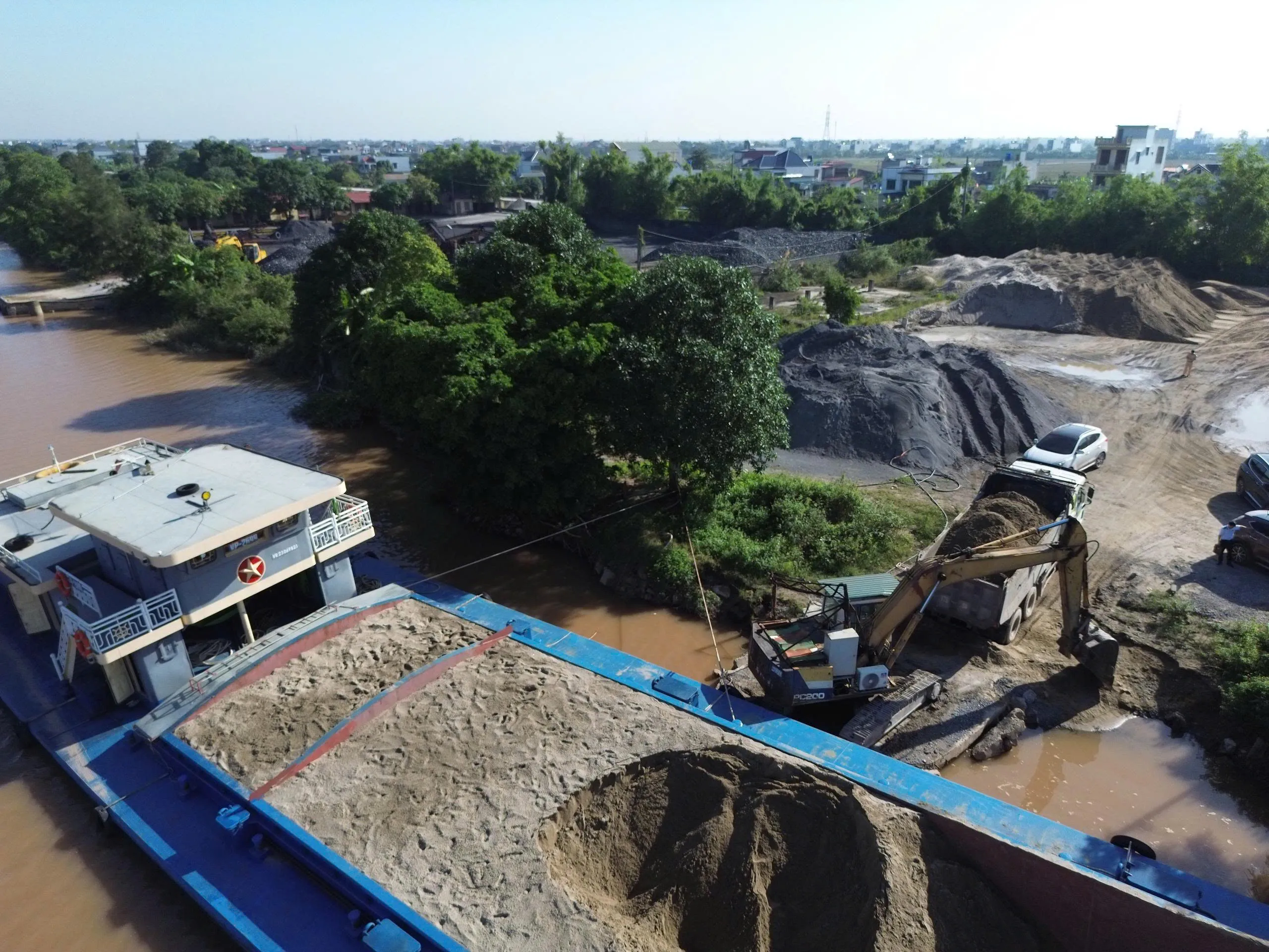 Phát hiện bến bãi vật liệu xây dựng hoạt động “chui” trên sông Trà Lý