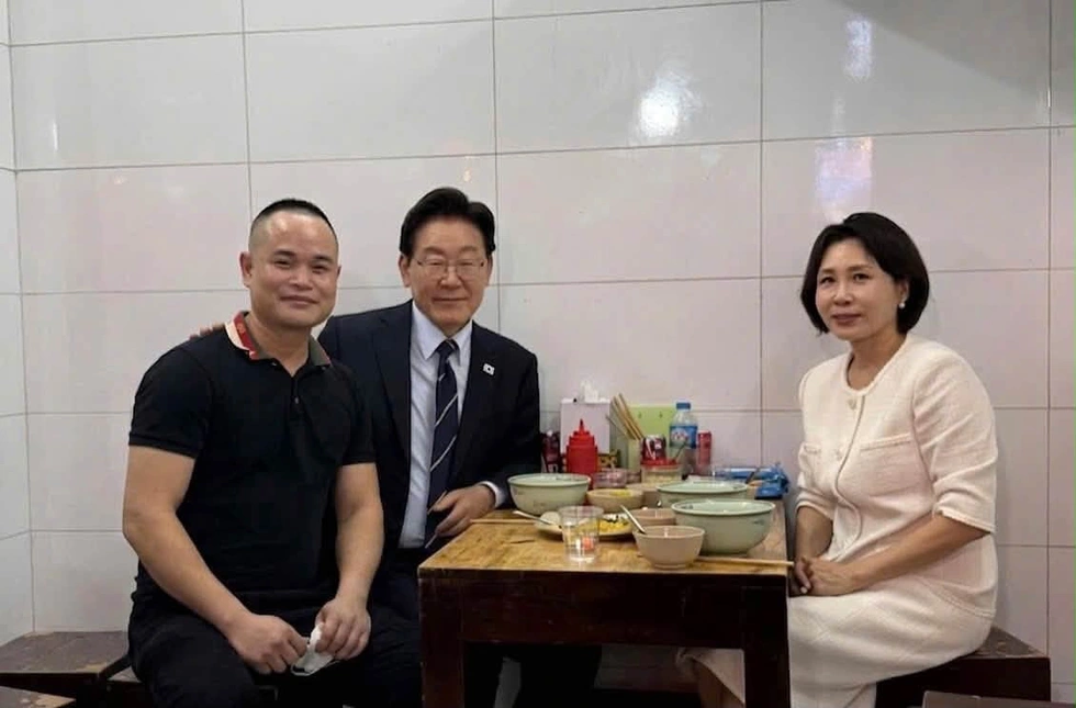 Tổng thống Hàn Quốc và phu nhân ăn phở, cơm rang dưa bò giữa phố cổ Hà Nội