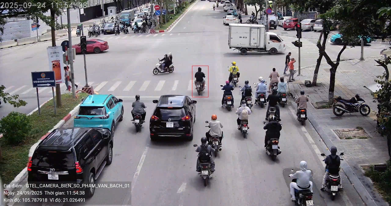 Camera AI ghi nhận hơn 1.400 trường hợp vượt đèn đỏ chỉ trong nửa ngày