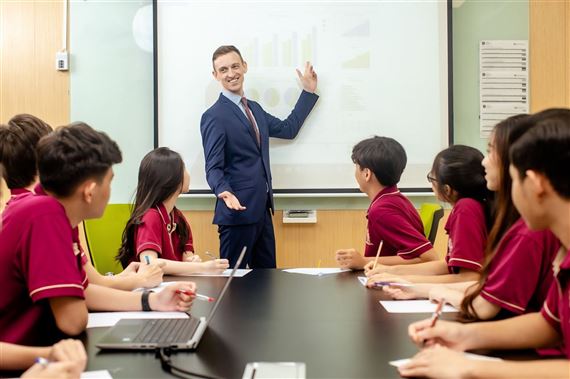 Nghị định số 222/2025/NĐ-CP quy định việc dạy và học bằng tiếng nước ngoài