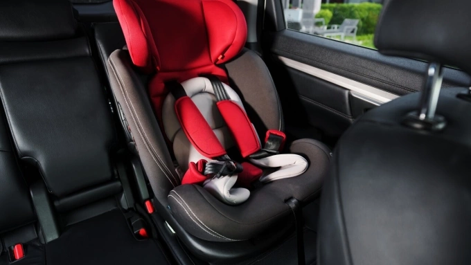 Ôtô chở trẻ em bắt buộc có thiết bị an toàn từ 2026: phụ huynh nên mua loại nào?