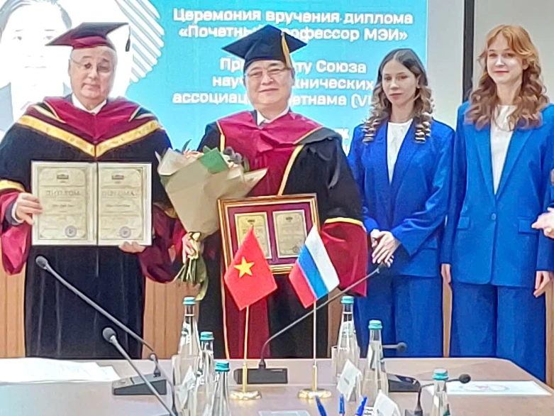 Chủ tịch VUSTA Phan Xuân Dũng nhận danh hiệu Giáo sư danh dự Đại học Năng lượng Moskva, Liên bang Nga