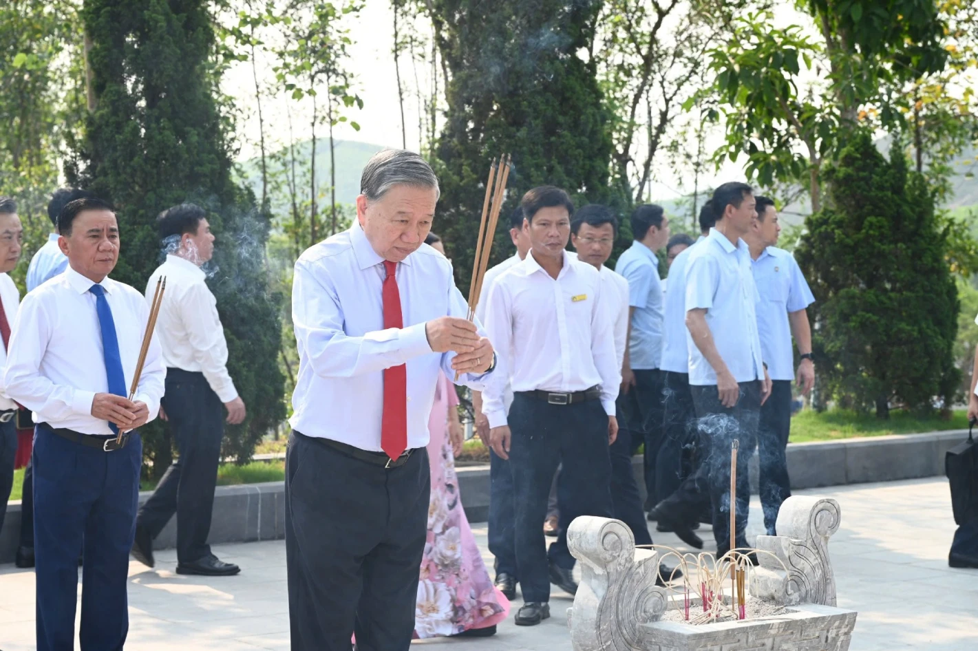 Tổng Bí thư, Chủ tịch nước Tô Lâm dâng hương tưởng nhớ Tổng Bí thư Hà Huy Tập