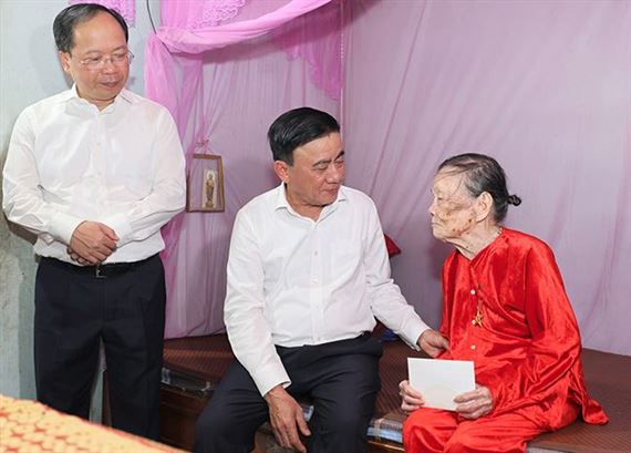 Thường trực Ban Bí thư Trần Cẩm Tú dâng hương tưởng niệm Tổng Bí thư Trần Phú