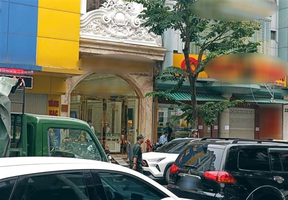 Cảnh sát phong tỏa đường, khám xét hàng loạt tiệm vàng ở Thanh Hóa