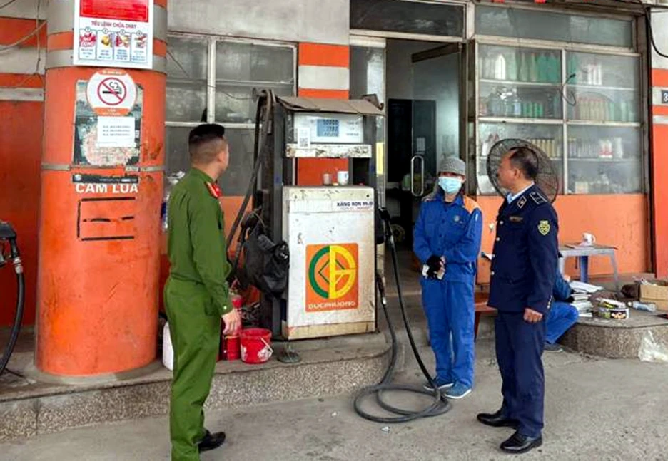 Hà Nội xử phạt các nơi chỉ bán xăng tối đa 300.000 đồng/ lượt cho ô tô