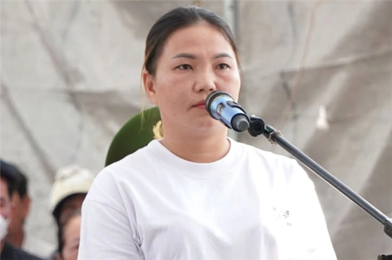 Dùng mũ bảo hiểm đánh công an, người phụ nữ lĩnh 1 năm tù