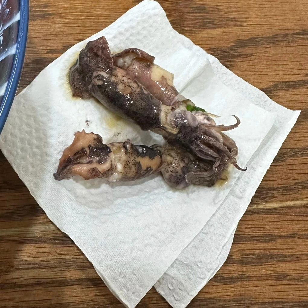 Thưởng thức bánh canh ở Hà Nội, khách ăn phải mực thối nhũn mùi tanh nồng