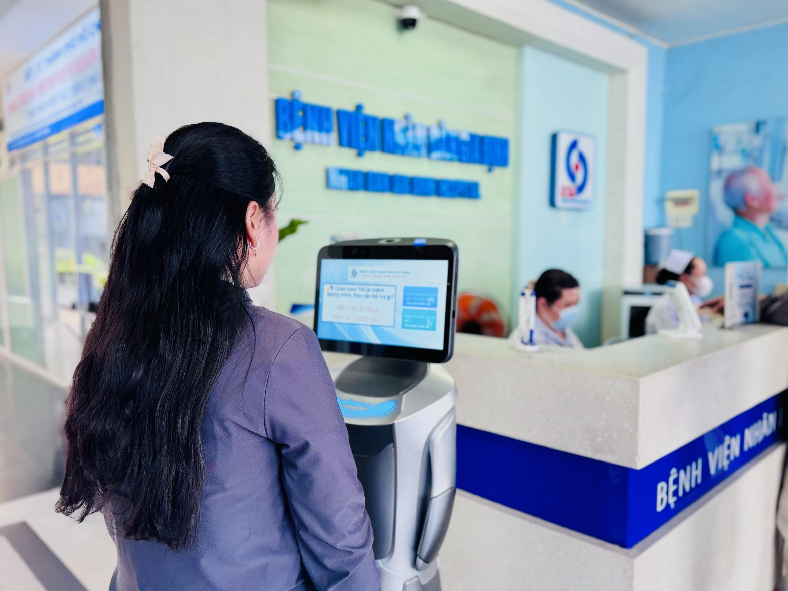 Robot pha trò, dẫn người bệnh đi khám ở TP HCM