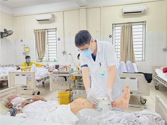Bộ trưởng Y tế tiếp tục phản hồi về kiến nghị tăng thu nhập cho y, bác sĩ