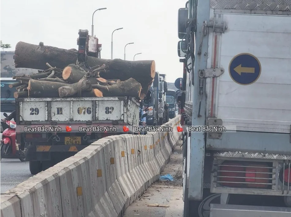 Cầu Hồ - Xe ô tô tải đi ngược chiều  trên đường có biển cấm đi ngược chiều gây ùn tắc giao thông