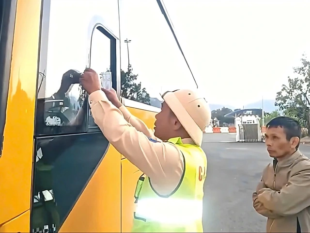 Phạt 81,5 triệu đồng chủ xe và tài xế không bằng lái chở khách trên cao tốc