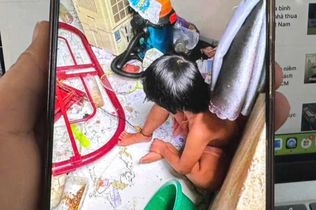 Bé gái 9 tuổi bị bố xích chân trong phòng