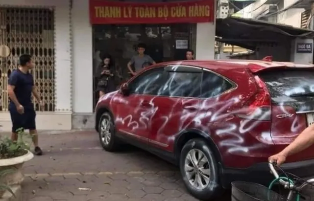 Bị xịt sơn khi đỗ ôtô ở đường, chủ xe làm gì để đảm bảo quyền lợi?