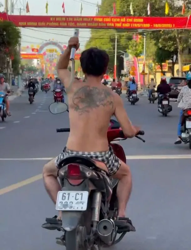 Bình Dương: CSGT khống chế đối tượng múa rựa giữa đường, dương tính với ma túy đá