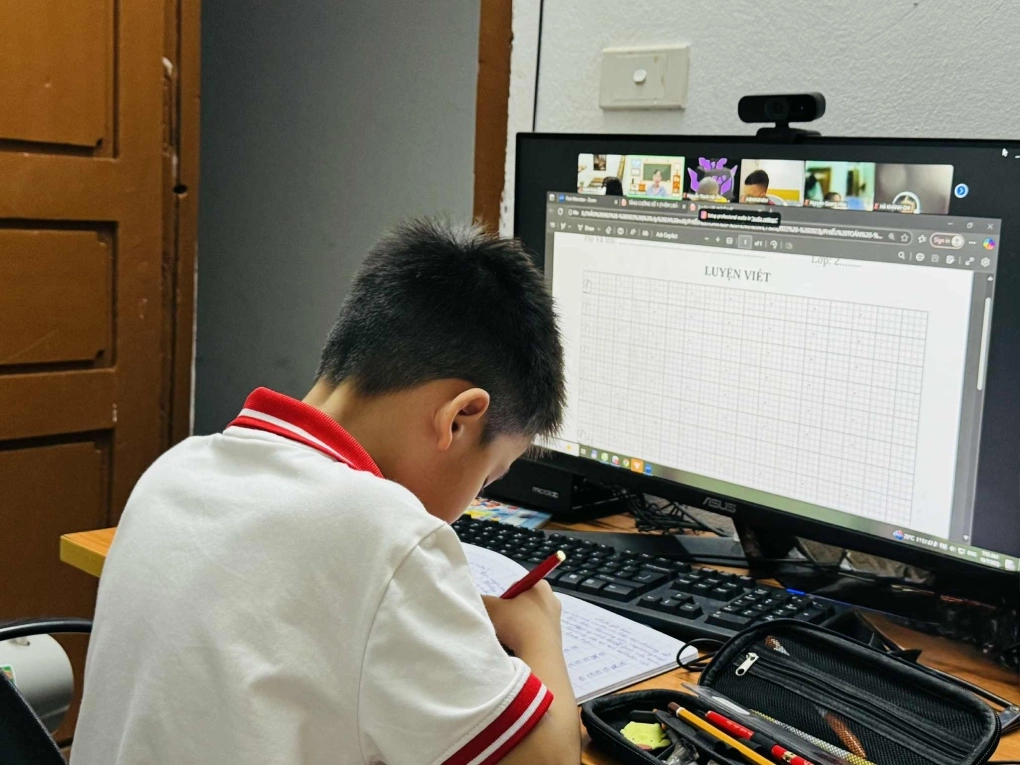 Phụ huynh rối bời vì con học online ngày mưa ngập
