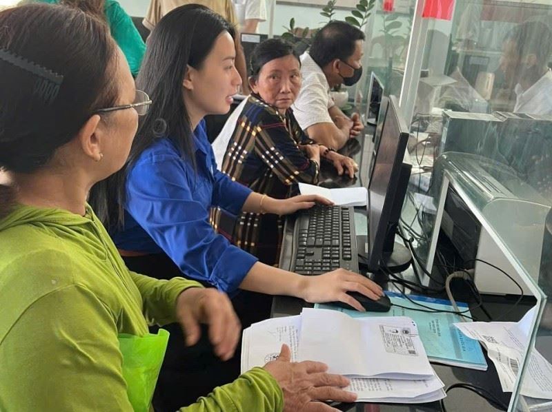 Cuối tuần ra quán cà phê, làm thủ tục hành chính từ đất đai đến khai sinh