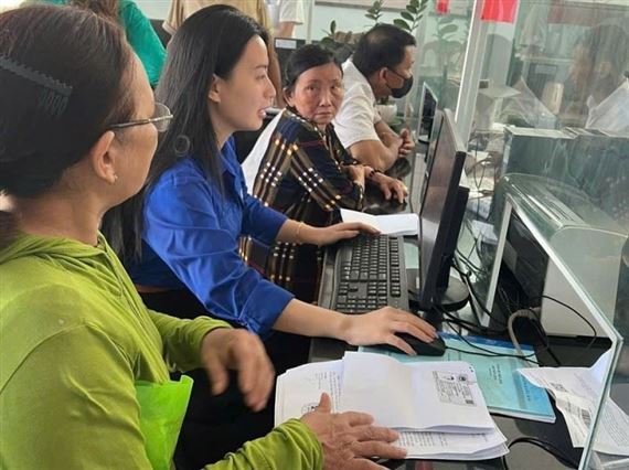 Cuối tuần ra quán cà phê, làm thủ tục hành chính từ đất đai đến khai sinh