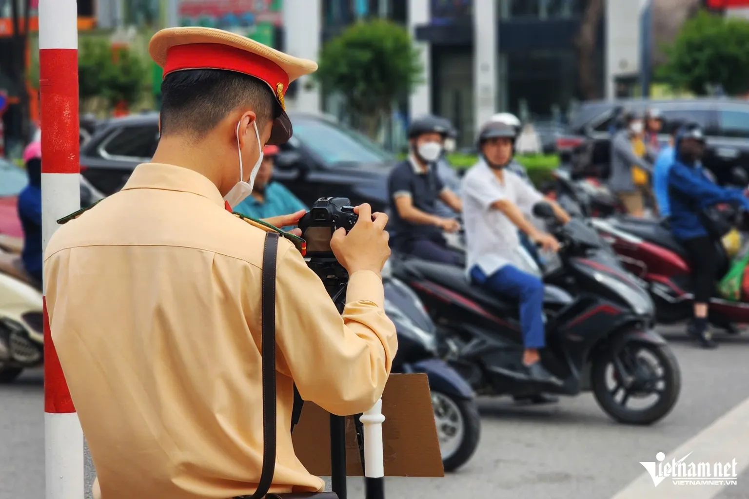 Hà Nội: CSGT đặt máy quay ở ngã tư ghi hình phạt nguội xe máy vi phạm
