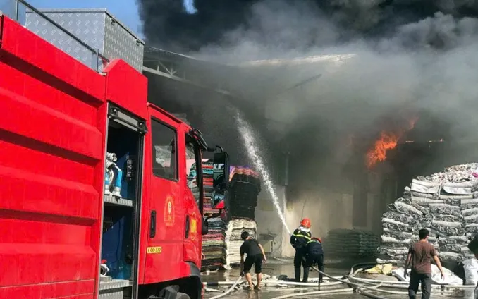 Cháy điểm tập kết mút xốp tại cổng công ty ở Hải Phòng