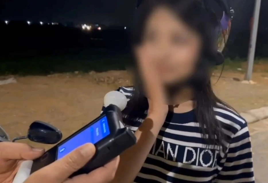 Cô gái vi phạm nồng độ cồn, nói má đỏ vì em đánh phấn