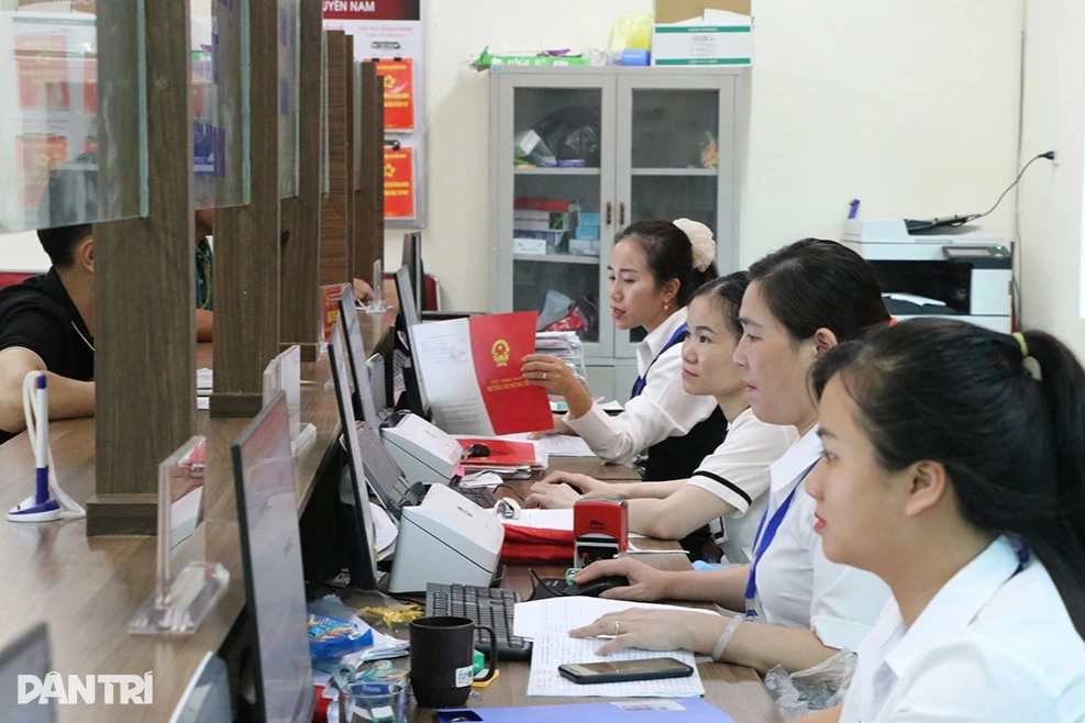 Bộ Nội vụ thúc nâng bậc lương, chế độ tiền thưởng với công chức xuất sắc