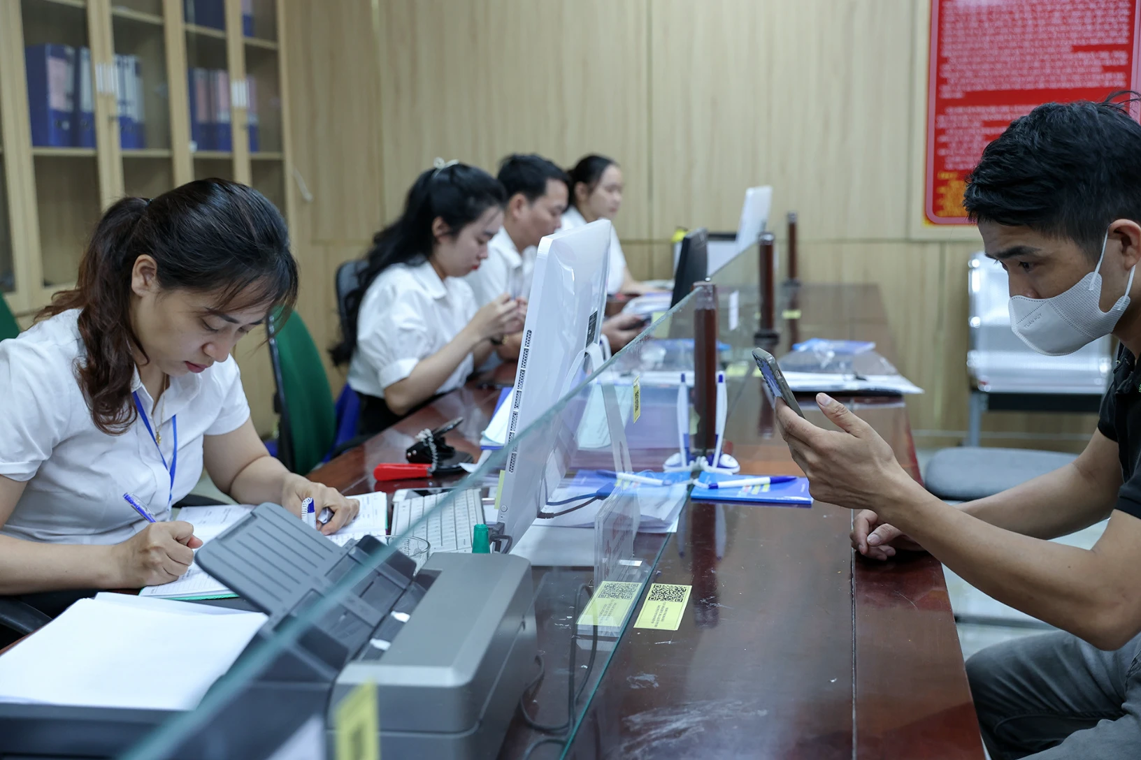 Bộ Nội vụ làm rõ các trường hợp công chức không được giải quyết thôi việc