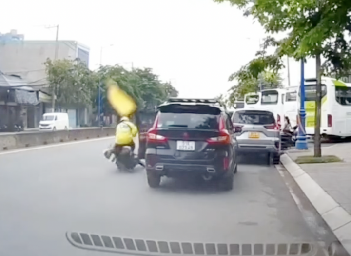Tài xế ô tô mở cửa gây tai nạn còn đòi bồi thường 3 triệu đồng bị phạt nặng