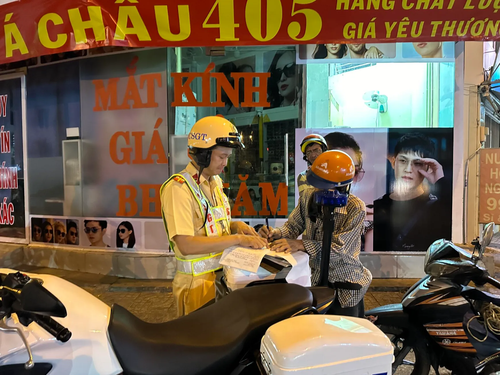 Chính thức: Từ 1-1-2026 khấu trừ lương để đóng phạt vi phạm giao thông