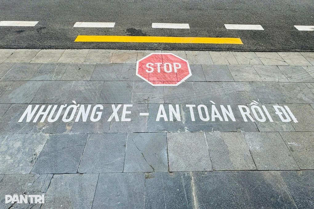 Cục CSGT thí điểm sơn chữ Nhường xe - an toàn rồi đi” trên đường Hà Nội