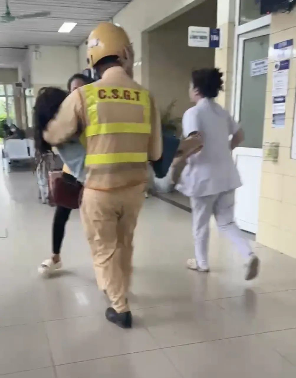Hà Nội: CSGT kịp thời cứu giúp nữ bệnh nhân sốc phản vệ trên đường về quê