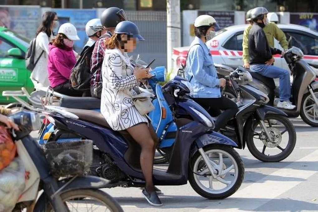 Cục CSGT nói về thông tin dùng điện thoại khi dừng chờ đèn đỏ sẽ bị phạt