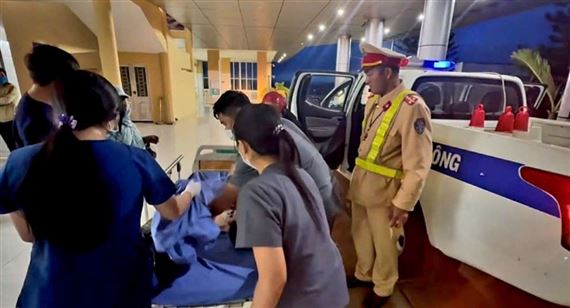 CSGT Lâm Đồng kịp thời giúp đỡ một sản phụ sinh nở an toàn trên xe đặc chủng