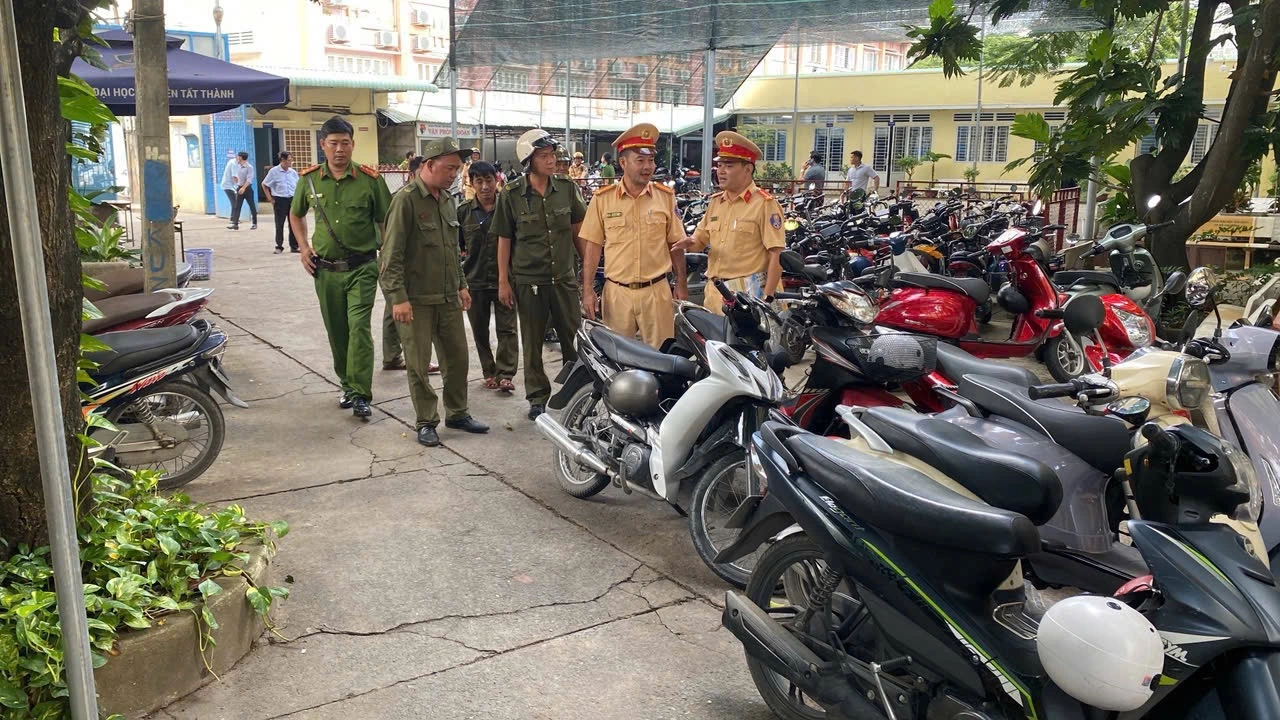Phát hiện hàng loạt vi phạm qua tổng kiểm tra bãi giữ xe trong và ngoài trường học