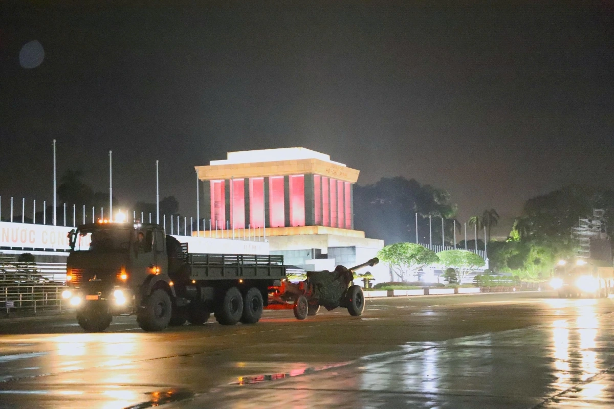 Dàn khí tài diễu binh A80 huấn luyện xuyên đêm về Quảng trường Ba Đình