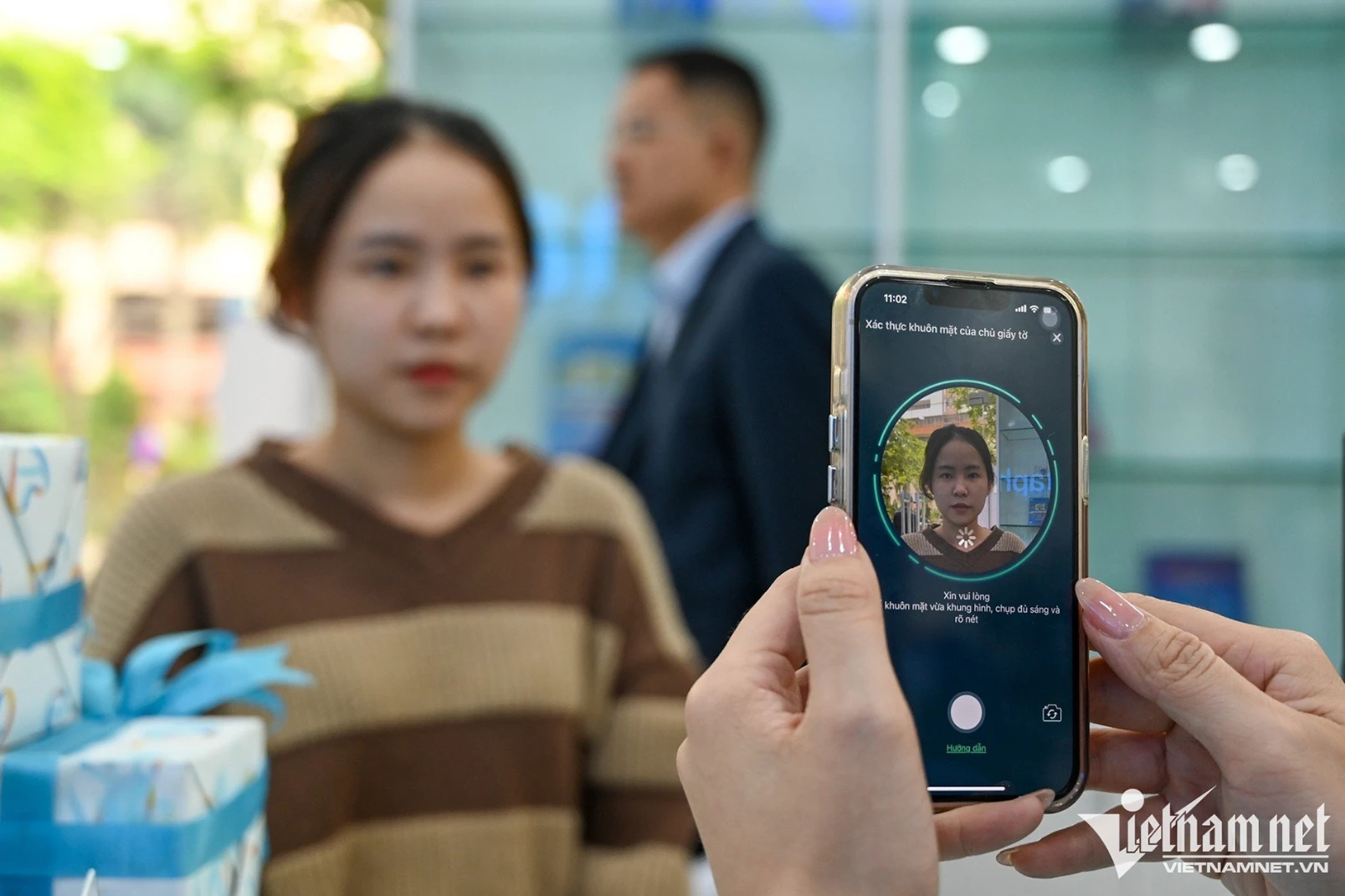 Người dùng xác nhận SIM chính chủ qua VNeID, đổi máy điện thoại sẽ phải sinh trắc học