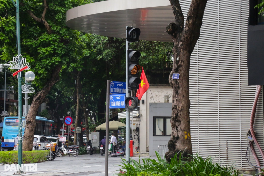 CSGT lý giải việc đèn còn 10 giây xanh thì nhảy vàng