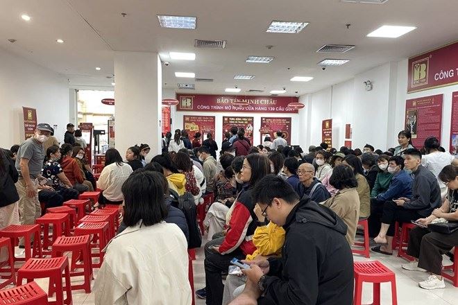Giá vàng giảm sâu, cửa hàng bán ra không giới hạn