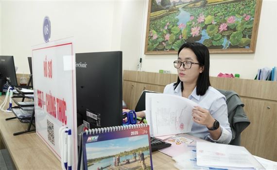 Lượng việc tăng vọt, cán bộ làm đến đêm: Cần tăng lương hay biên chế?