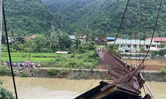 Điện Biên: Cầu treo đứt cáp, xe chở cán bộ xã đi chống bão rơi xuống sông